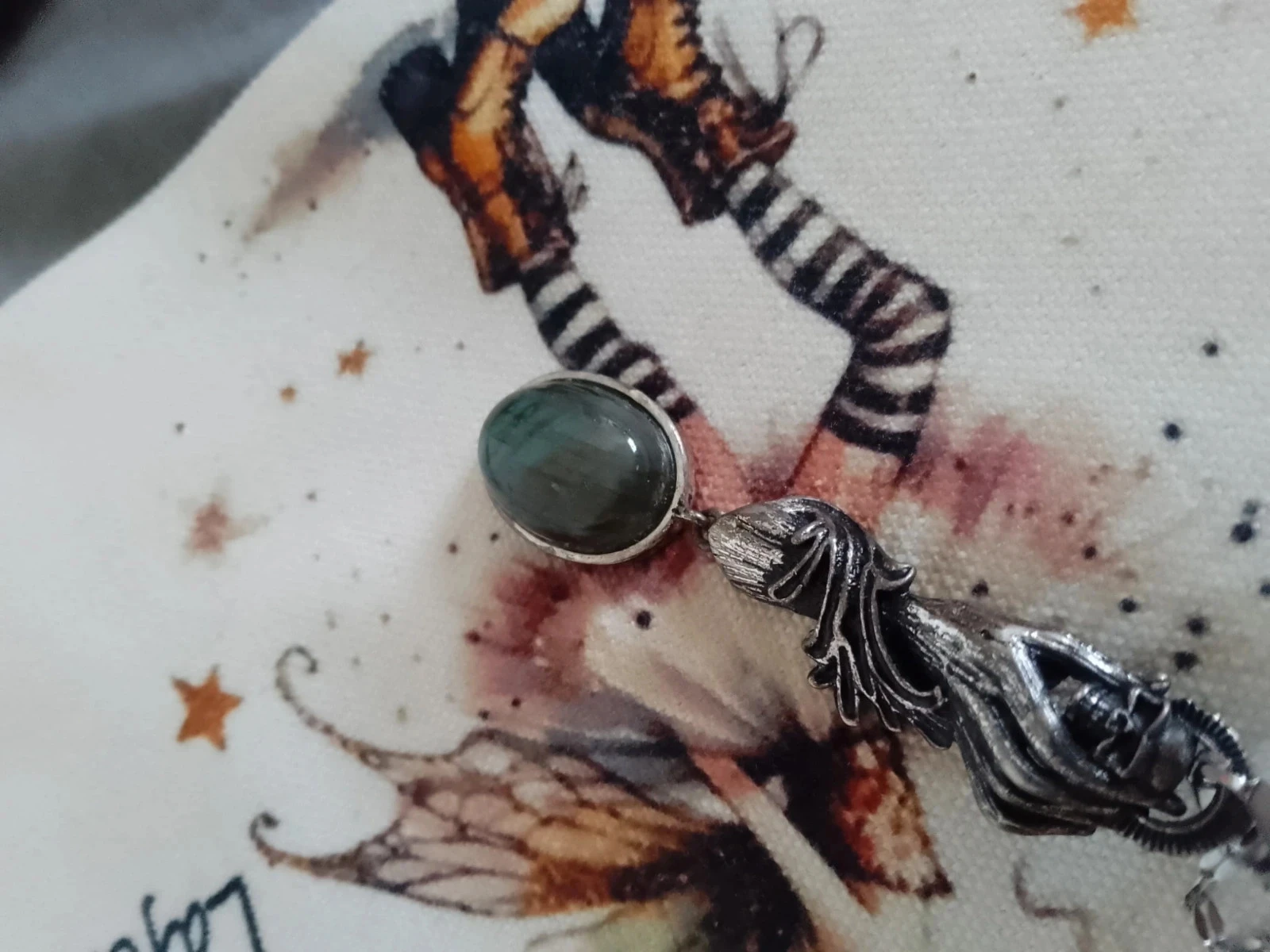 Collier main tête de mort argenté pierre de labradorite – photo 5